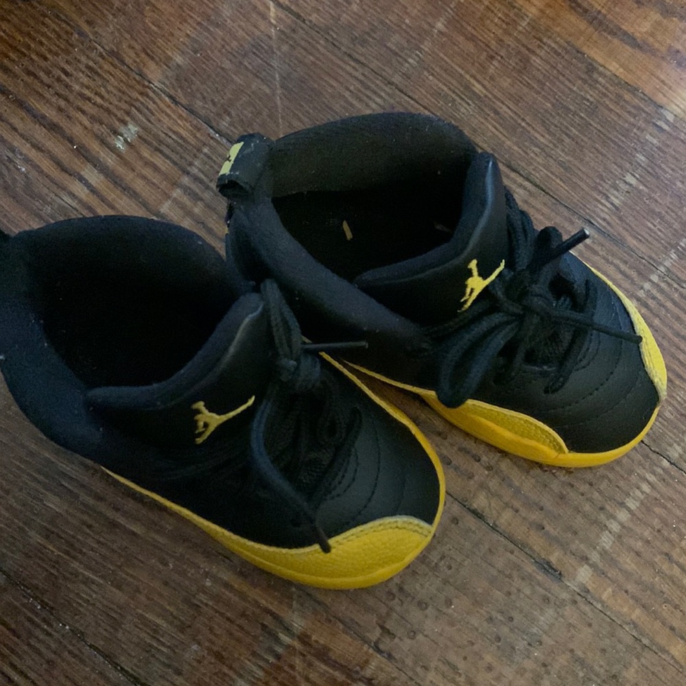 AIR JORDAN 12 RETRO GS
"University Gold"